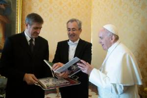 New Irish Ambassador presents Pope Francis with books